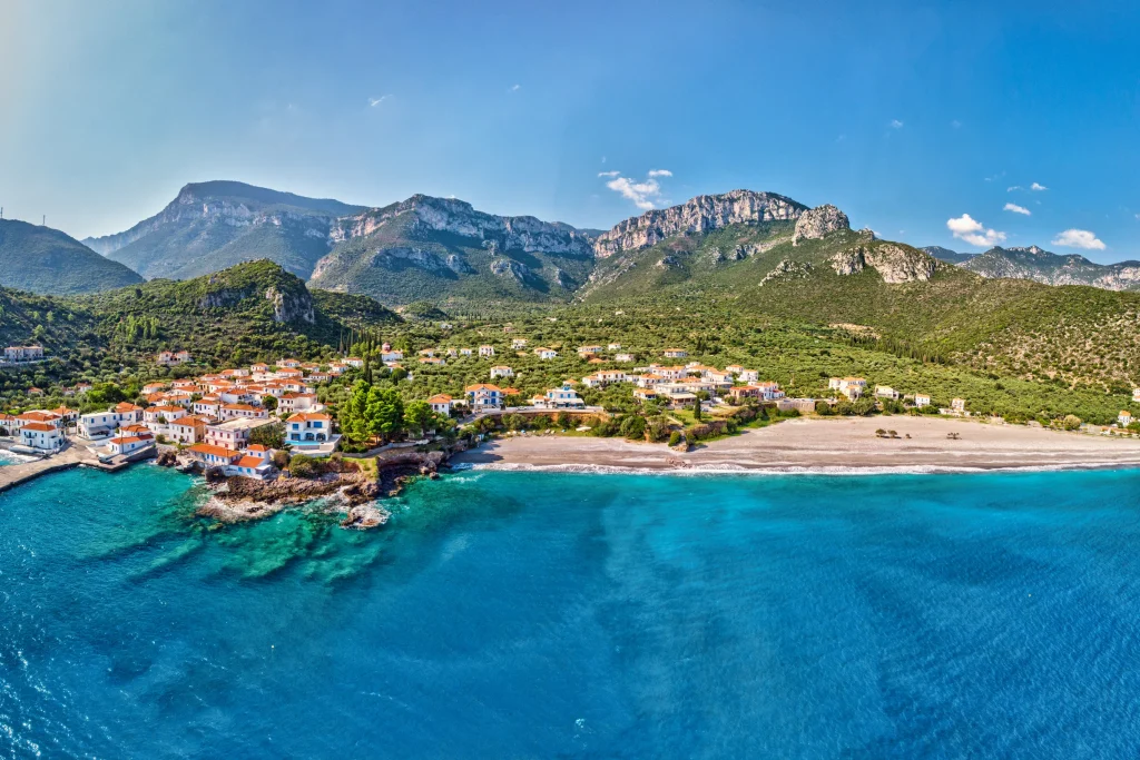 Greek Sailing Weather & Meltemi: 2026 Itinerary Guide